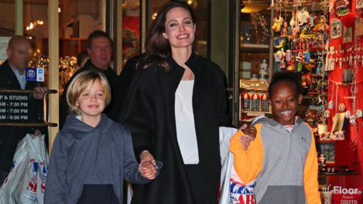 Шайло Джоли-Питт любит спортивный стиль одежды (справа от Анджелины)