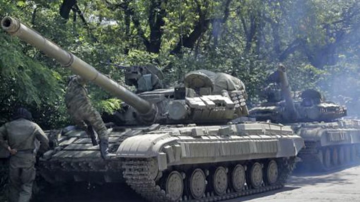 В направлении линии соприкосновения движутся танки и вездеходы ДНР 