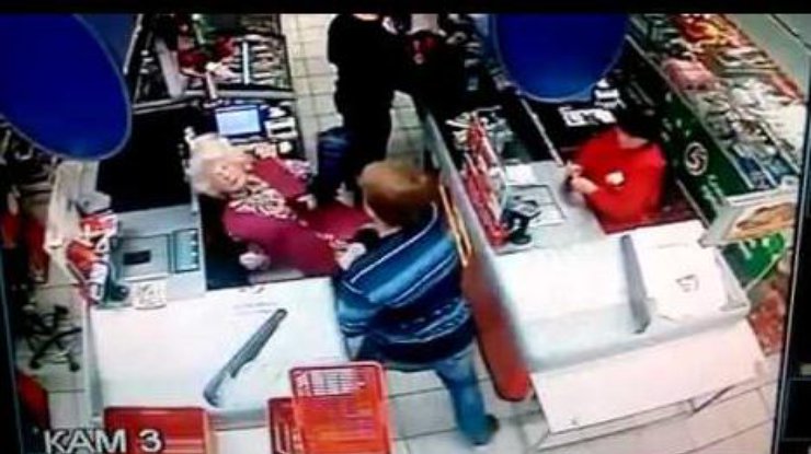 Мужчина ударил пенсионерку в супермаркете
