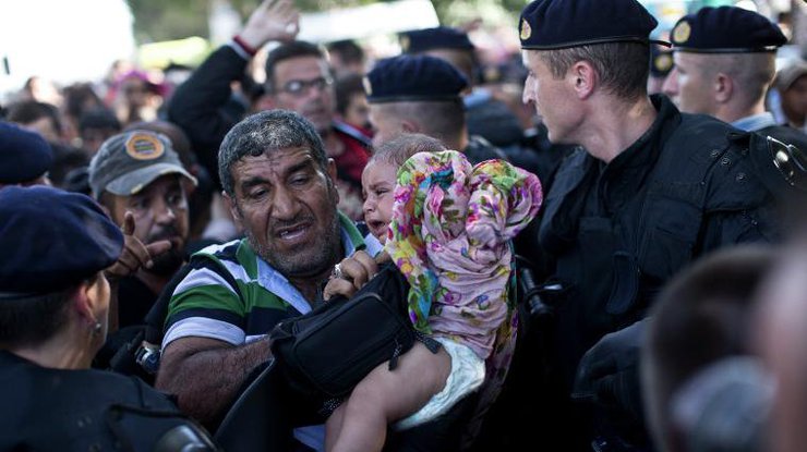 Один беженец скончался после столкновения c полицией на границе Сербии и Хорватии.