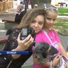 Дівчинка з Вінниці допомагає військовим фотосесією з собакою