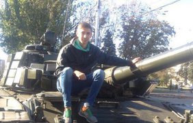 Житель Донецка хвастается фотографией на танке