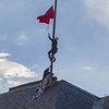 Над резиденцией друга Путина вывесили красные трусы (фото, видео)