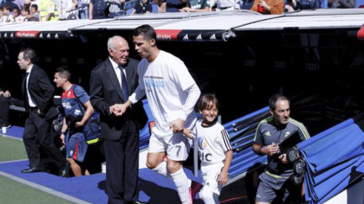 Роналдо с мальчиком-беженцем. Фото drugoi.livejournal.com