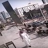 Араб чудом выжил после падения стекла на голову (видео)