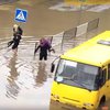 Во Львове полицейские на руках вынесли пассажиров застрявшей маршрутки (видео)