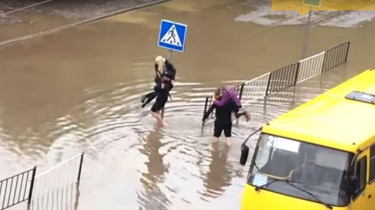 Полицейские вл Львове спасают пассажирок маршрутки