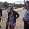 Сестра Надежды Савченко пришла в суд в короткой вышиванке (фото)