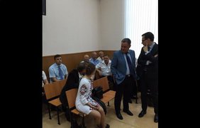 Вера Савченко шокировала российский суд ультракоротким платьем-вышиванкой. Фото Марка Фейгина