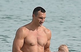 Владимир Кличко искупал дочь в океане. Фото Daily Mail