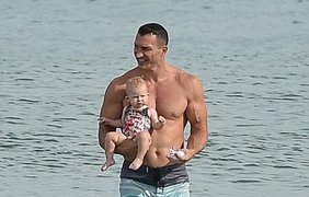 Владимир Кличко искупал дочь в океане. Фото Daily Mail