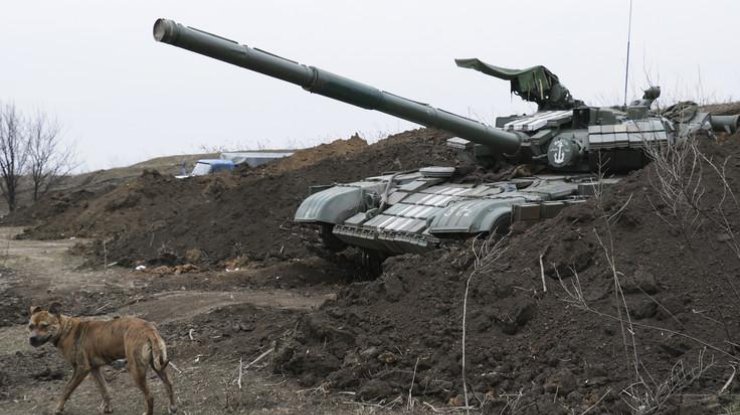 Боевики прячут танки в полях. Фото из архива