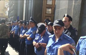 В Харькове представители "Азова" устроили потасовку под горсоветом. Фото twitter.com/itsector
