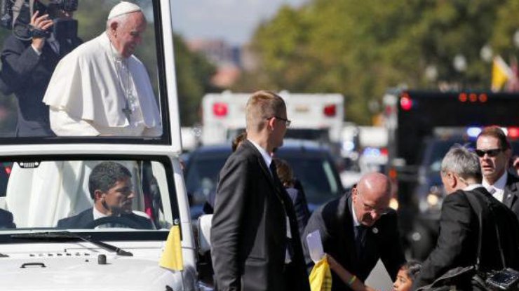 Девочка попросила Папу римского не депортировать ее отца. Фото The Guardian