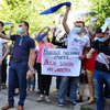 В Луганске толпа прогоняла врачей-волонтеров (фото, видео)
