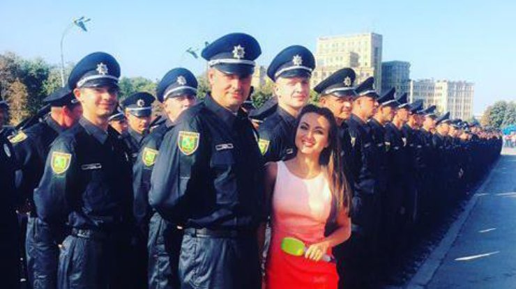 Двухметровый полицейский из Харькова. Фото: twitter.com/Alexey_Savkin