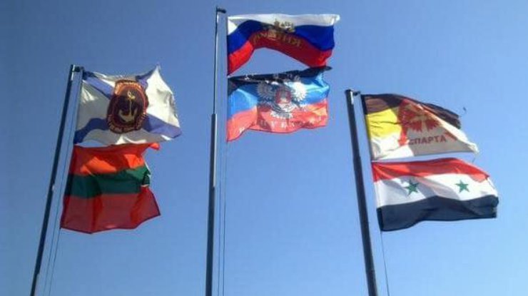 Над Донецком теперь помимо флагов боевиков развевается флаг Сирии
