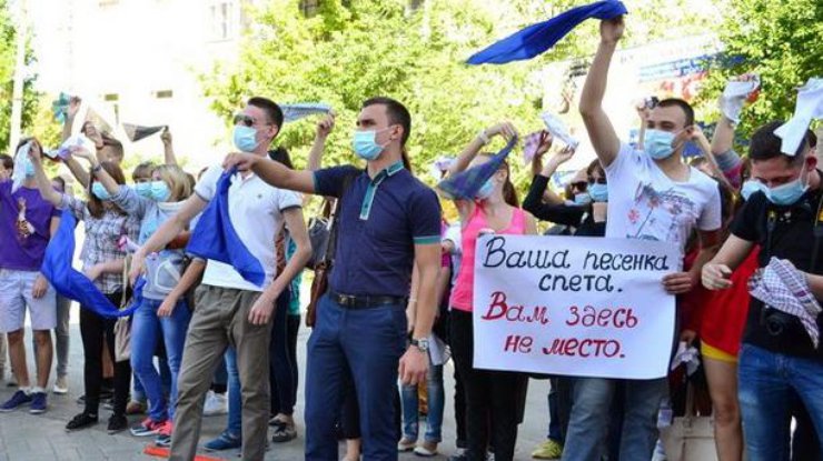 В Луганске толпа демонстративно прогнала врачей