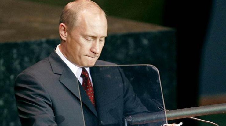 Владимир Путин читает с листочка свой доклад в ООН