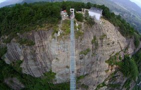 Cтеклянный мост соорудили на высоте 180 метров