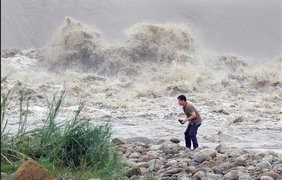 Сильнейший тайфун Дуджуан пронесся по Тайваню, Японии и обрушился на Китай. Фото Twitter
