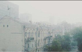 Киев окутал густой дым и запах гари.
