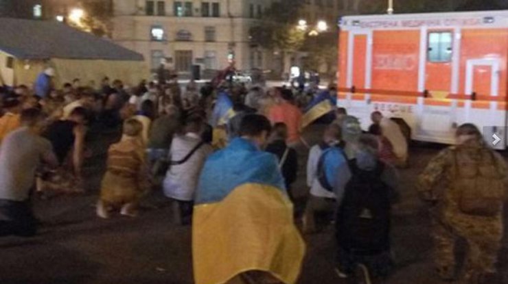 Харьковчане стали на колени перед телом погибшего волонтера
