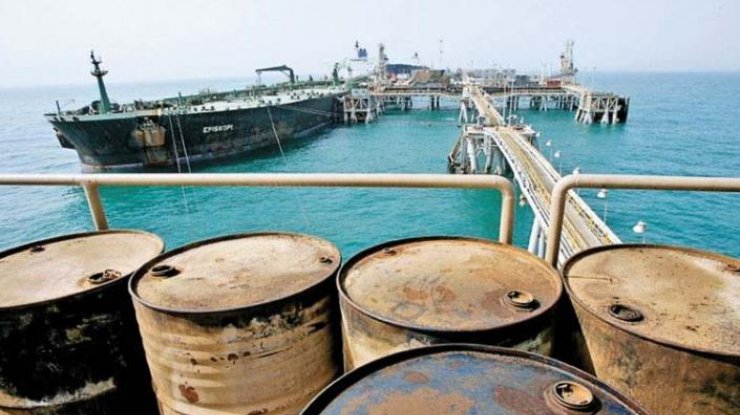 Нефть дешевеет в ожидании отчета из США. Фото newizv.ru
