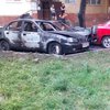 В Днепропетровске во дворе многоэтажки взорвались два автомобиля (фото)