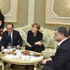 Порошенко и Путина зазывают на переговоры по Донбассу в Париж 
