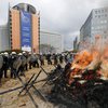 В центре Брюсселя фермеры в ярости жгут шины (фото)