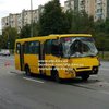 В Киеве маршрутка столкнулась с грузовиком, есть пострадавшие (фото)