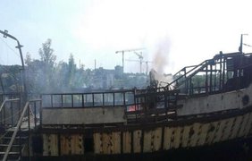 В Донецке корабль на Кальмиусе разрезали на металлолом