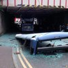 В Англии двухэтажный автобус врезался в мост (фото)