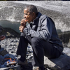 На Аляске Обаме пришлось доедать рыбу за медведем (видео)