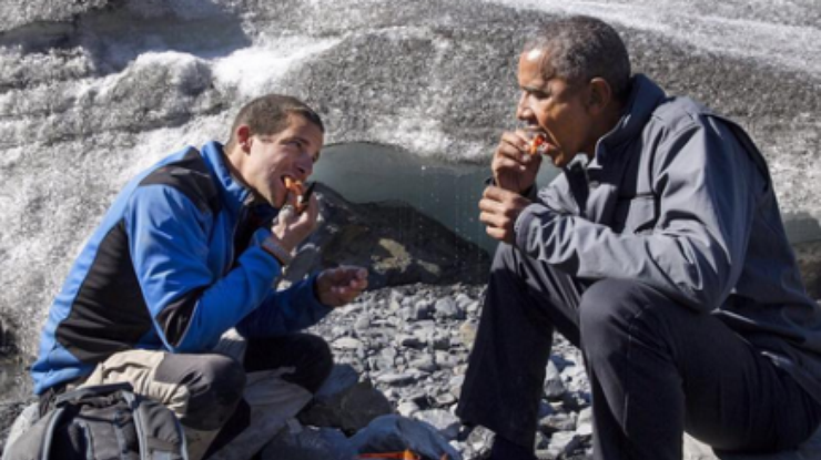 Обама доедает рыбу за медведем