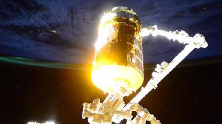 Завораживающий снимок МКС на фоне Солнца