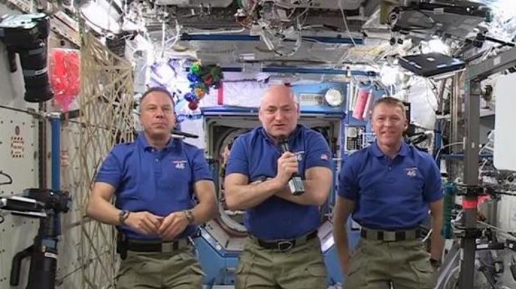 На МКС астронавты поздравили землян с Новым годом