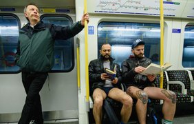 Пассажиры катались в метро без штанов