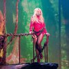 Бритни Спирс застряла в декорациях во время концерта (видео)