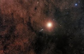 Комета "Лавджоя" пересекает ту часть неба, где на расстоянии 7500 световых лет находится туманность "Сердце".