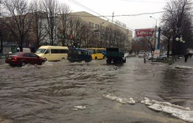 В Мариуполе улицы превратились в реки из-за дождей