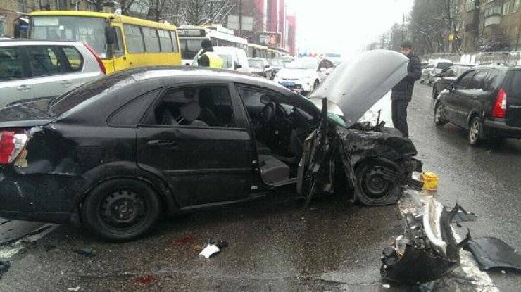 Налоговик пытался сбежать и спровоцировал аварию. Фото пресс-службы прокуратуры Киева