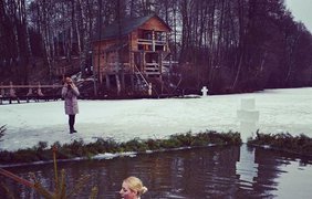 Украинцы массово окунаются в проруби