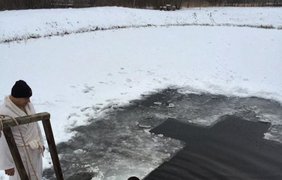 Украинцы массово окунаются в проруби