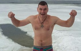Украинцы массово окунаются в проруби