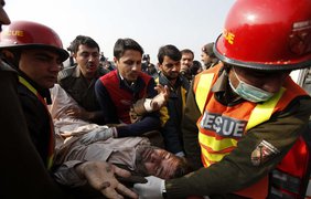 В Пакистане мотоциклист-террорист врезался в пункт полицейских. Фото EPA.EU