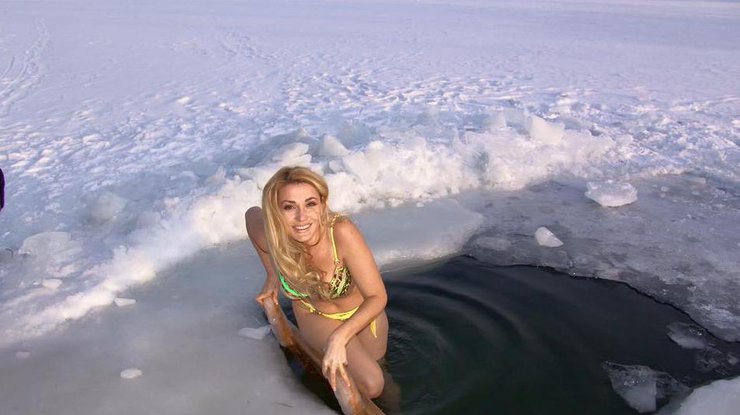 Ольга Сумская в ледяной воде позировала как на пляже. Фото из личного архива артистки