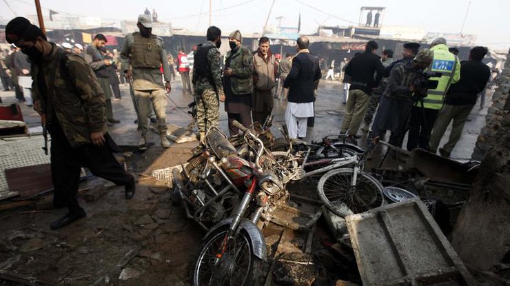 В Пакистане мотоциклист-террорист врезался в пункт полицейских. Фото EPA.EU