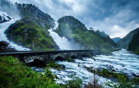 Мост на водопаде Лотефоссен в Норвегии.